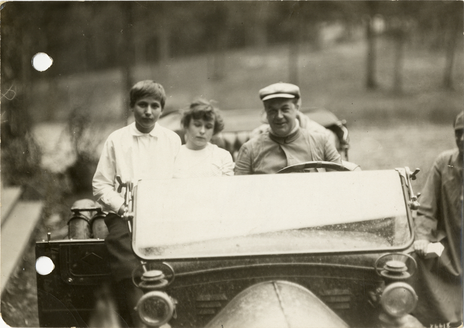 Driver and passengers posing in automobile, 1912 Glidden Tour