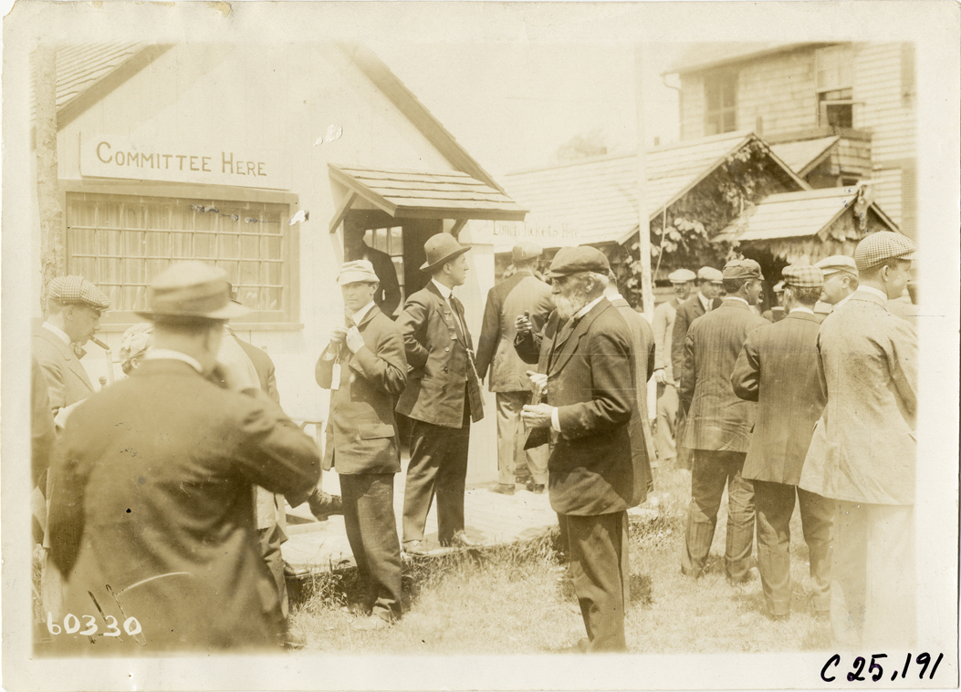 Motorists on the grounds of the Anchorage Inn, 1910 Long Island Endurance Run