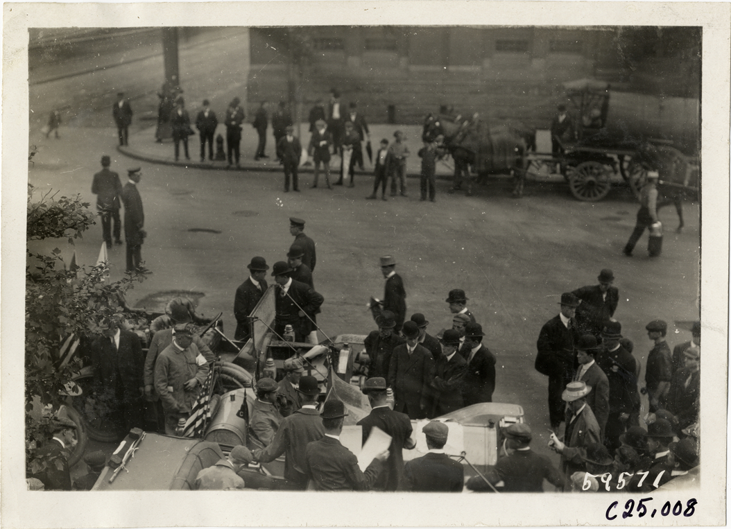 Spectators surrounding automobiles, 1910 Harrisburg Endurance Run