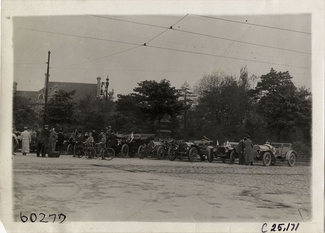 Automobiles lined up at Grand Army Plaza, Brooklyn, 1910 Long Island Endurance Run