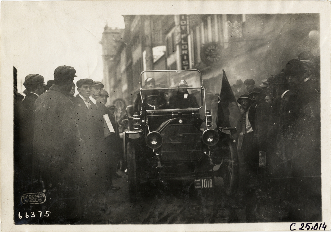 Spectators surrounding automobile, 1910 Harrisburg Endurance Run