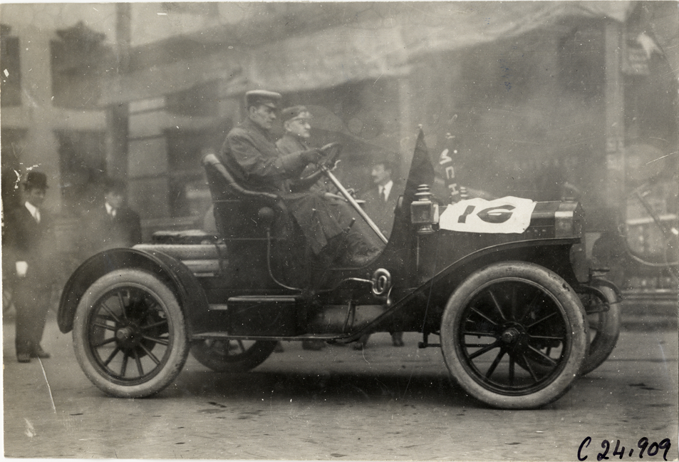Motorists in Maxwell automobile, 1909 Harrisburg Endurance Run