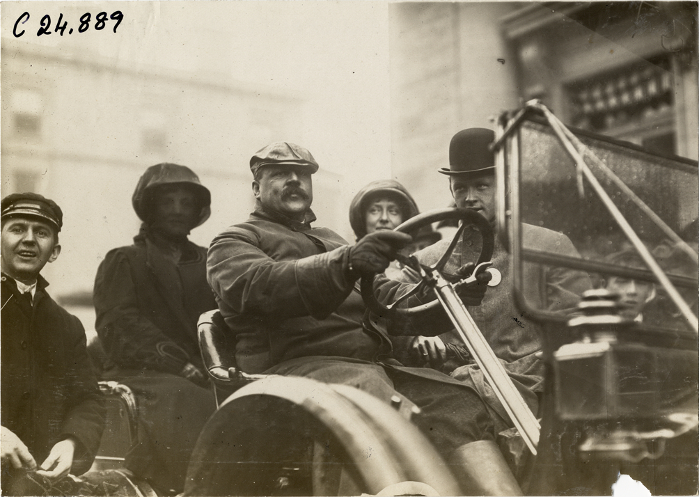 M.R. Sherrerd and motorists in Maxwell automobile, 1909 Hackettstown Endurance Run