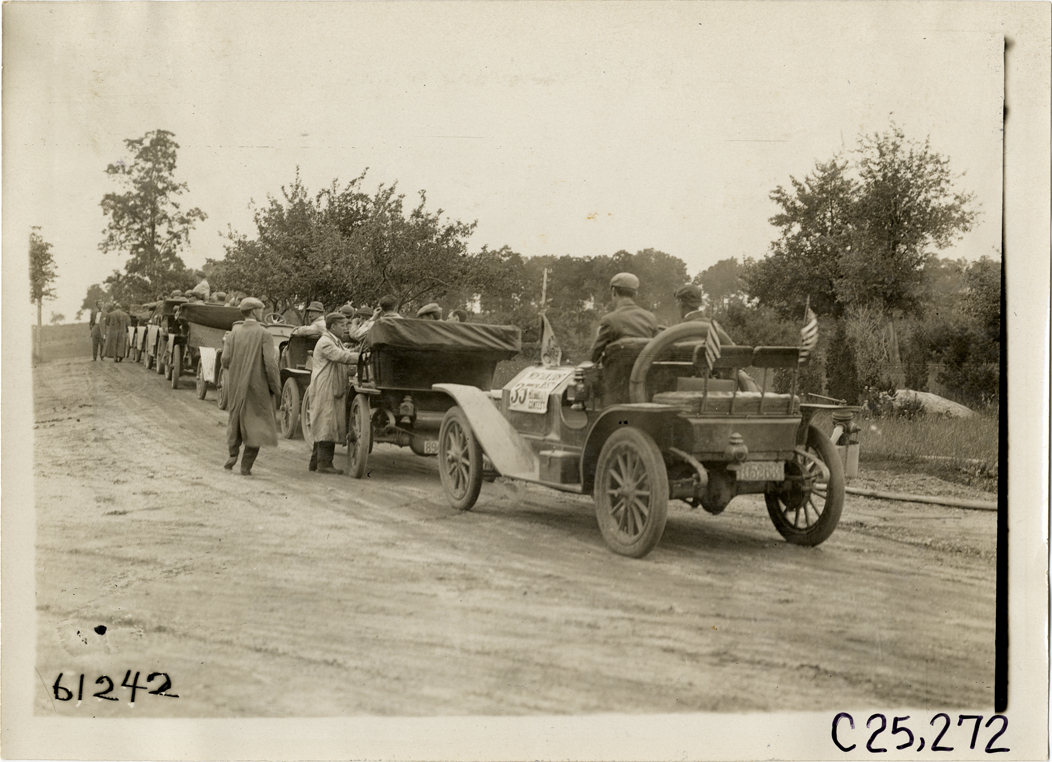 Automobiles lined up in road, 1910 Montauk Point Reliability Run