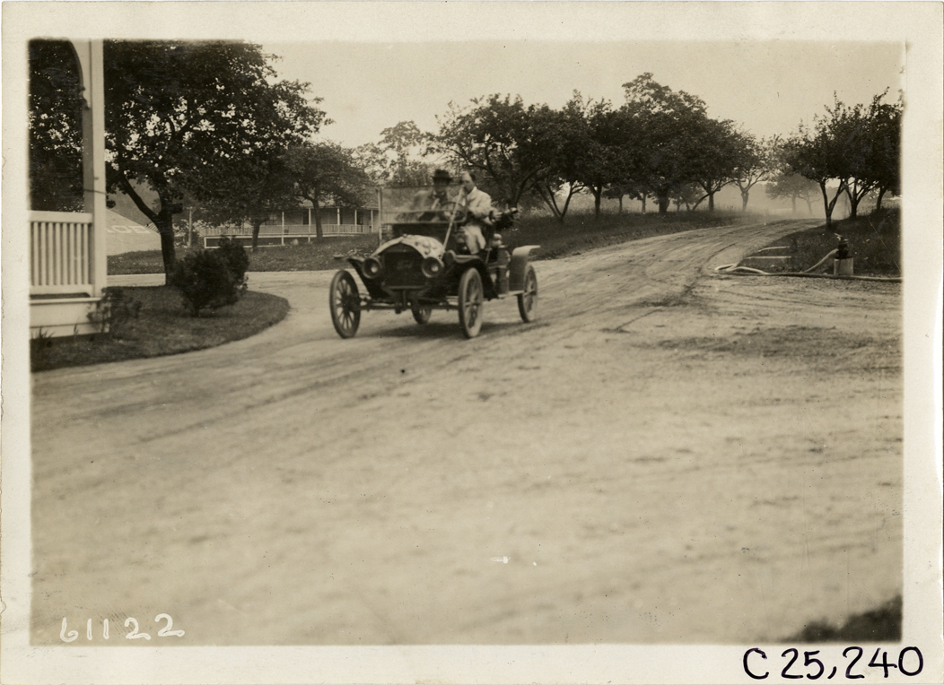 Motorists in Ford automobile, 1910 Montauk Point Reliability Run