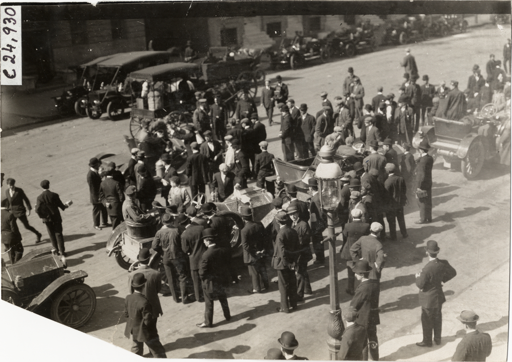 Automobiles lined up in front of the Automobile Club of Maryland, 1909 Harrisburg Endurance Run