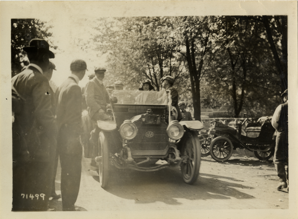Motorists in automobile, 1911 Glidden Tour