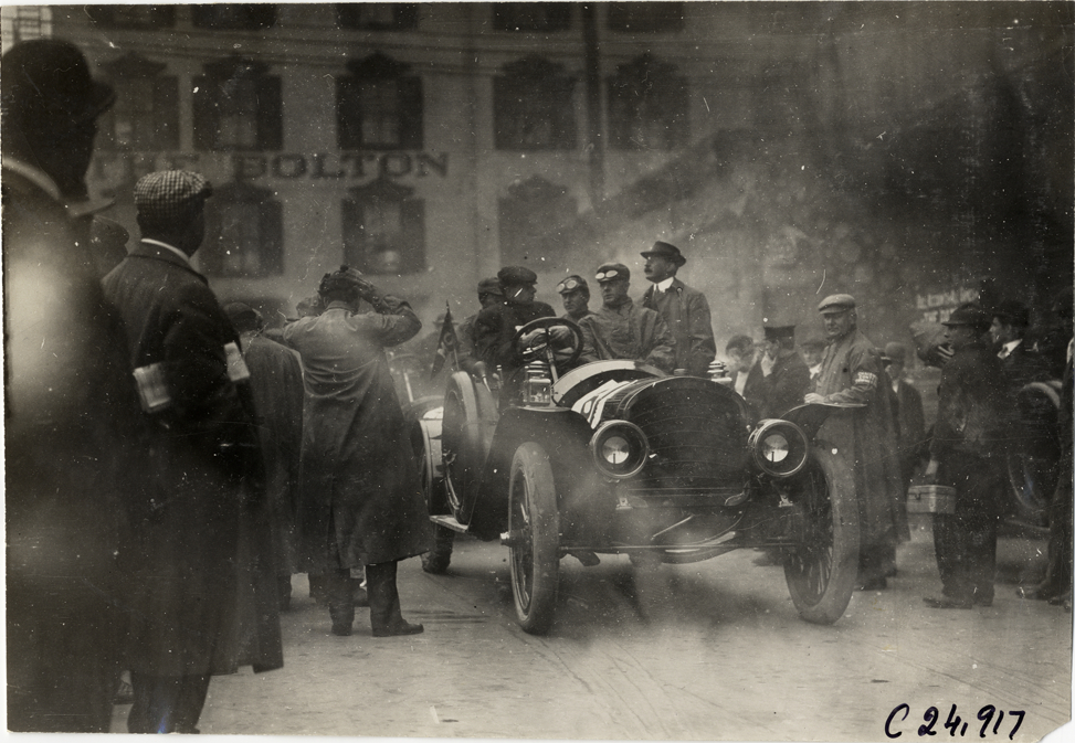 Motorists in automobile at Harrisburg, Pennsylvania, 1909 Harrisburg Endurance Run
