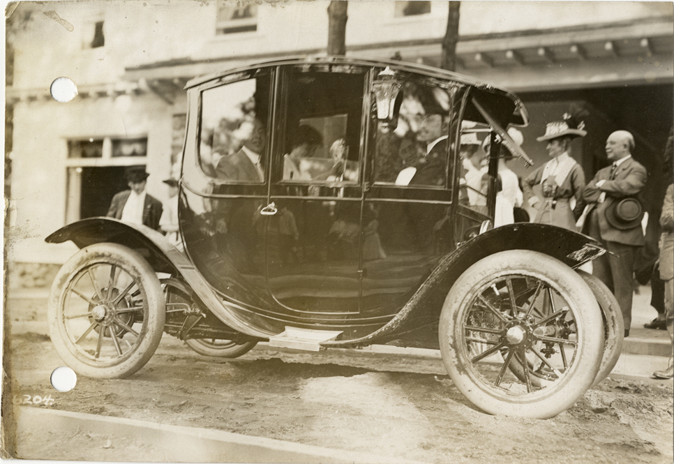 Passengers in Flanders automobile at Flanders farm, 1912 Glidden pathfinding expedition