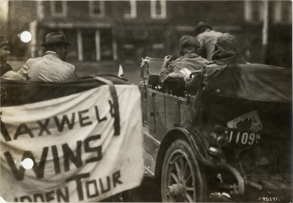 Motorists in automobiles at Bowling Green, Kentucky, 1912 Glidden Tour