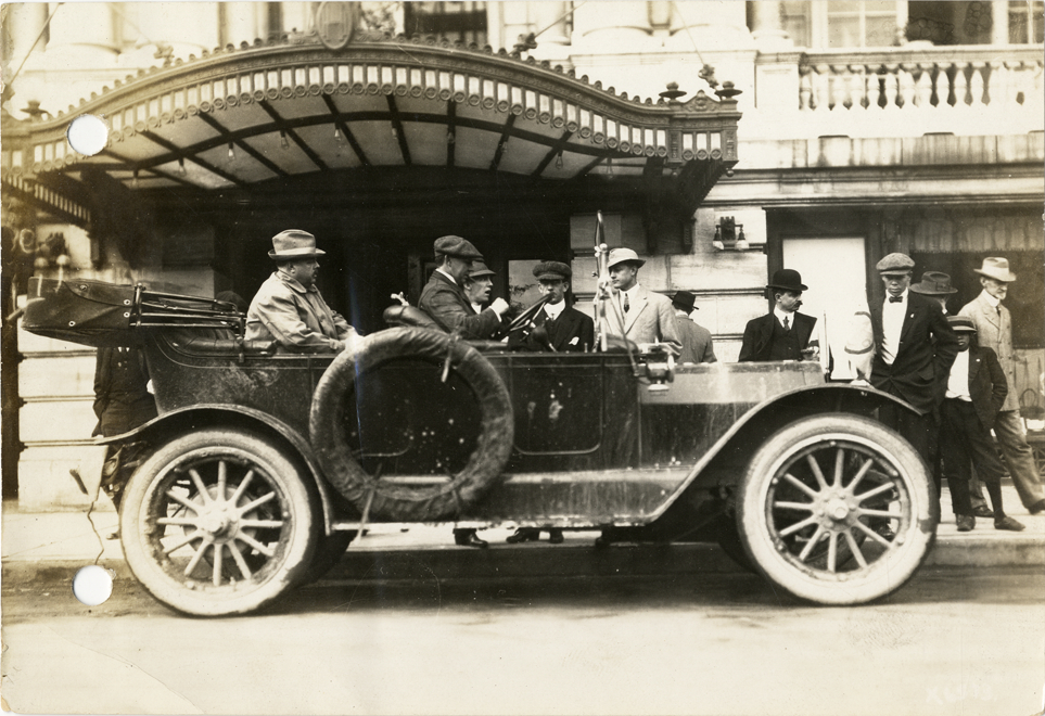 Motorists in automobile at Nashville, Tennessee, 1912 Glidden Tour