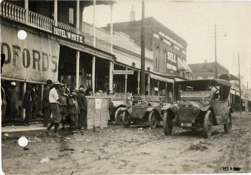 Automobiles in front of Hotel White at Tunica, Mississippi, 1912 Glidden Tour