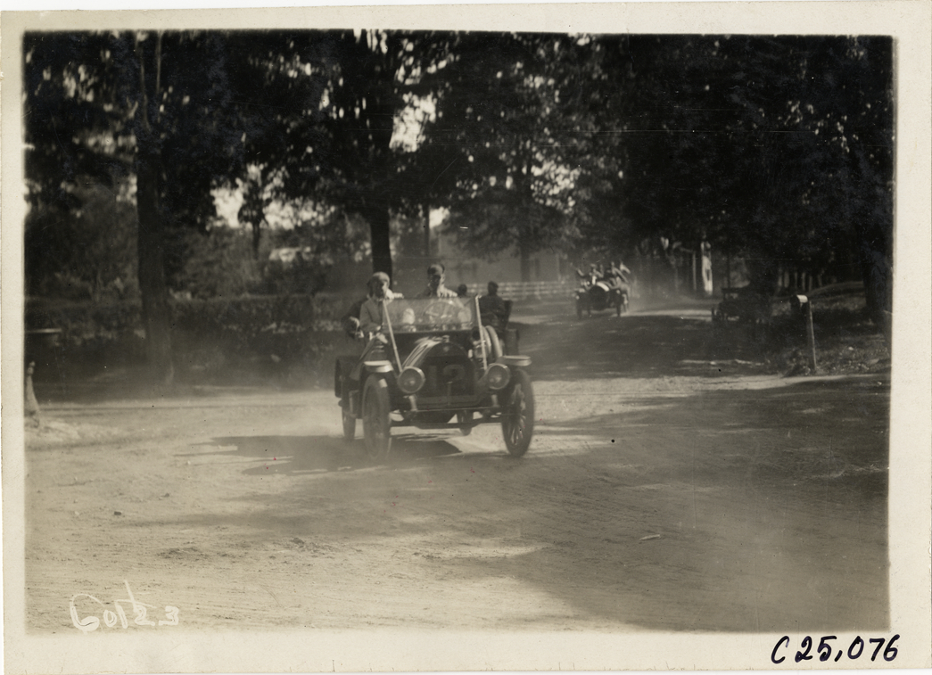 Motorists in Reo automobile, 1910 Hartford Endurance Run
