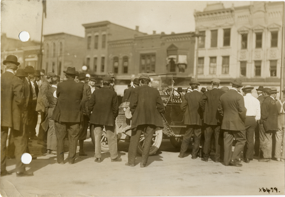 Spectators surrounding automobile at Bluffton, Indiana, 1912 Glidden Tour