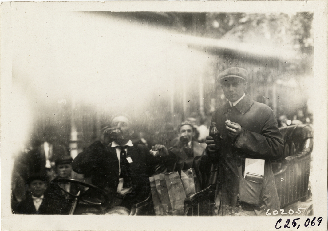 Motorists eating lunch, 1910 Hartford Endurance Run