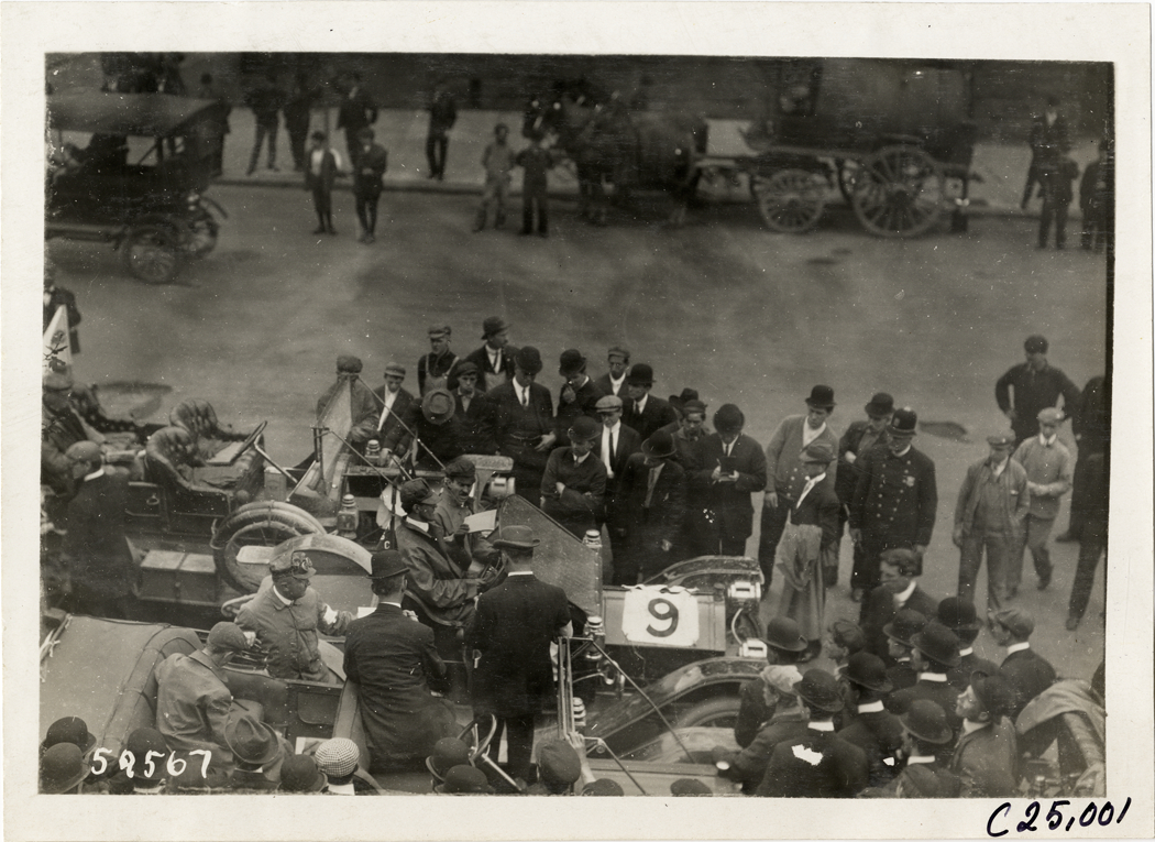 Spectators surrounding automobiles, 1910 Harrisburg Endurance Run