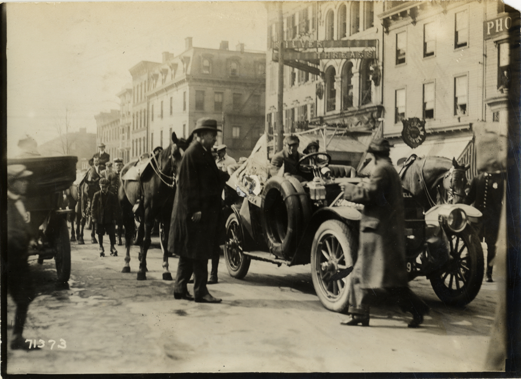 Governor Hoke Smith approaching Maxwell automobile, 1911 Glidden Tour