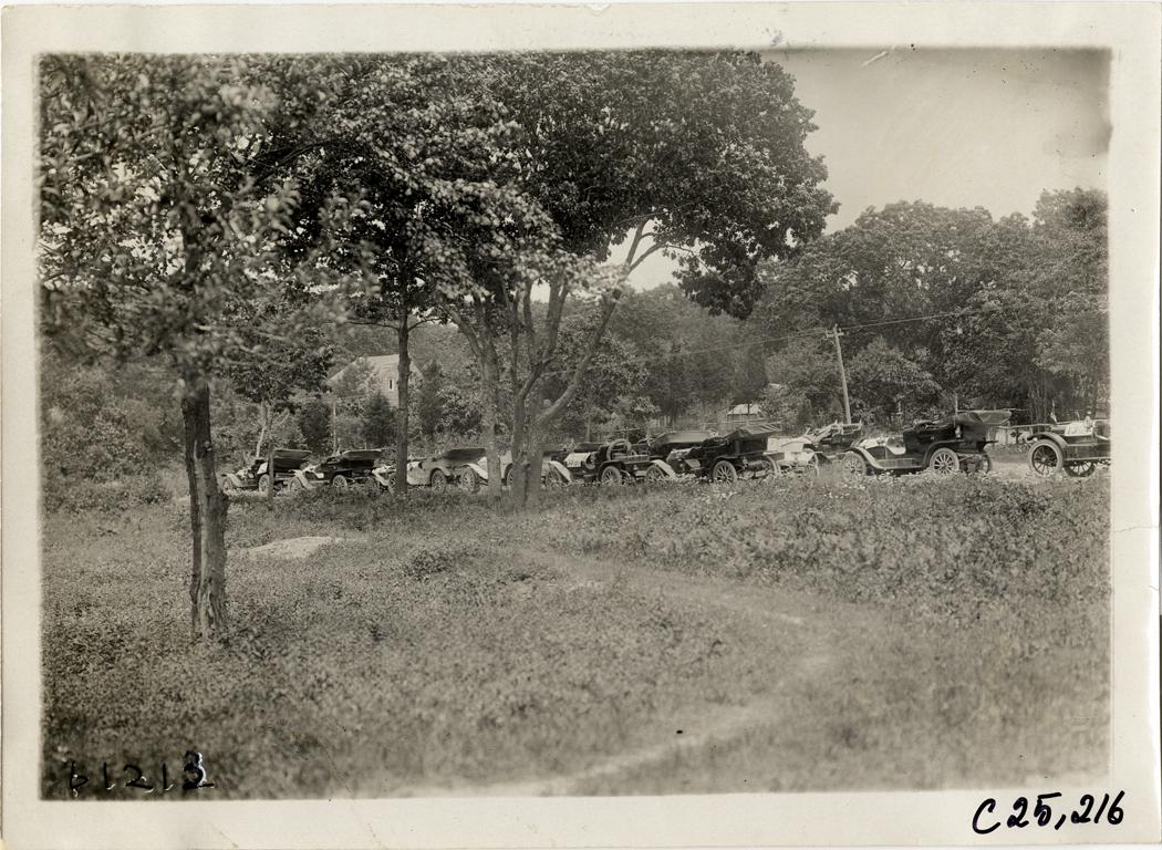 Automobiles lined up in road, 1910 Montauk Point Reliability Run