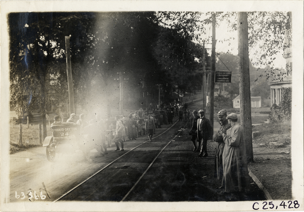 Motorists with automobiles lined up in road, 1910 Munsey Historic Tour