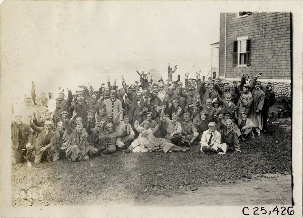 Motorists posing outside, 1910 Munsey Historic Tour
