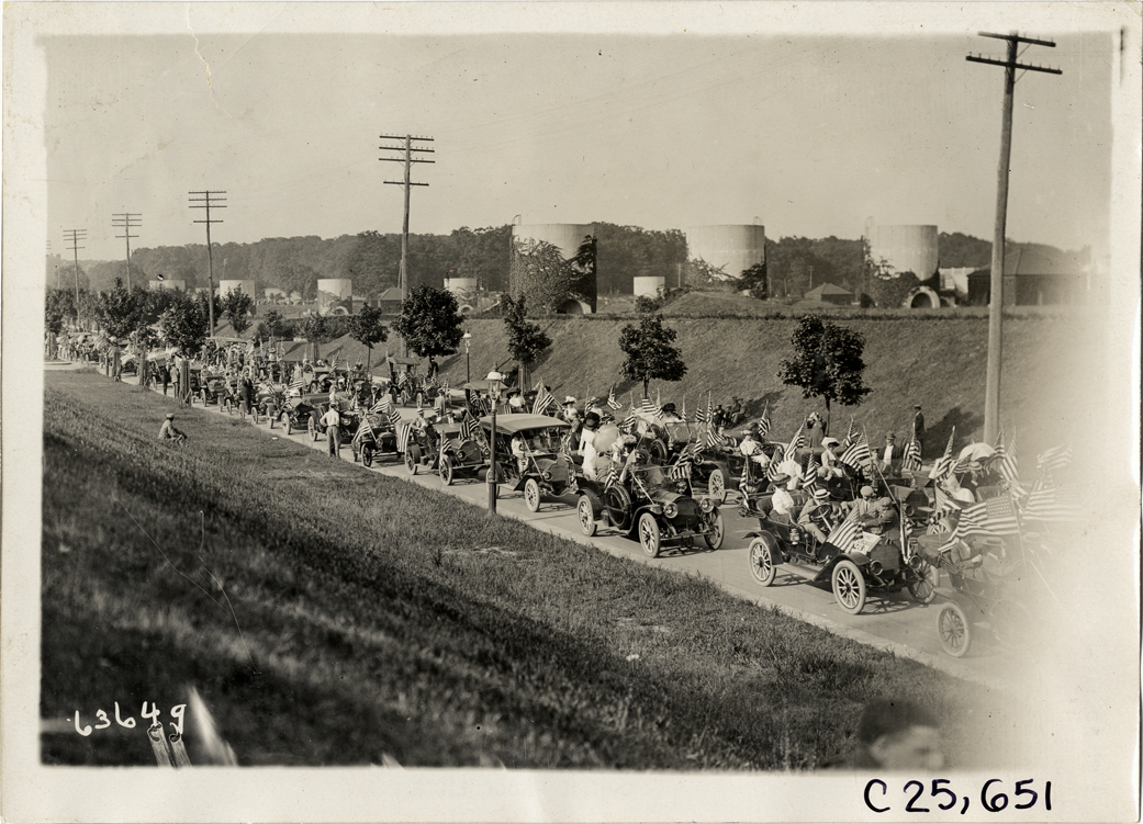Automobiles lined up in road, 1910 Munsey Historic Tour