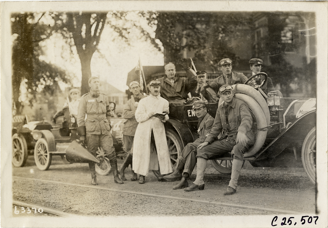 Motorists posing with Enger automobile, 1910 Munsey Historic Tour