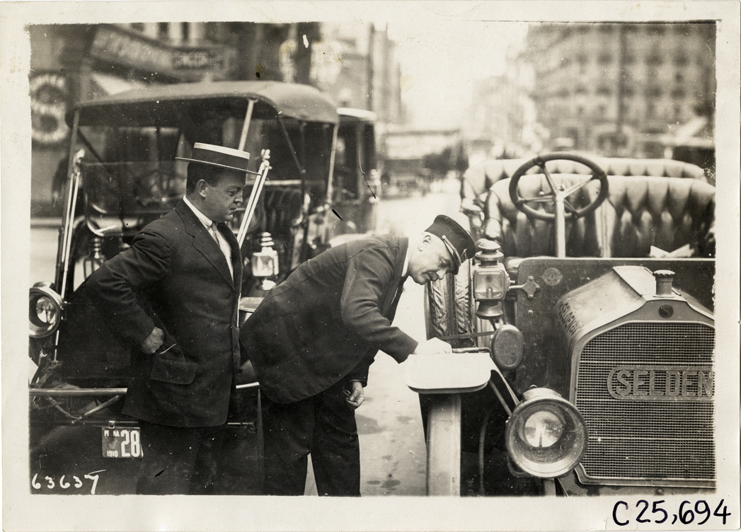 Officials with Selden automobile, 1910 Munsey Historic Tour