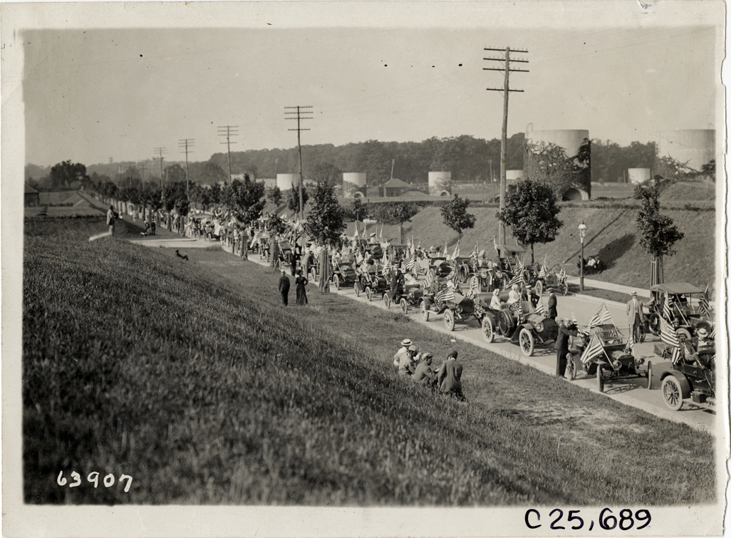 Automobiles lined up in road, 1910 Munsey Historic Tour