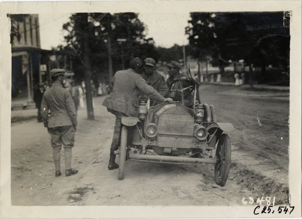 Motorists with Brush automobile, 1910 Munsey Historic Tour