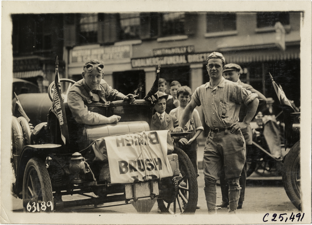 Motorists posing with Brush automobile, 1910 Munsey Historic Tour
