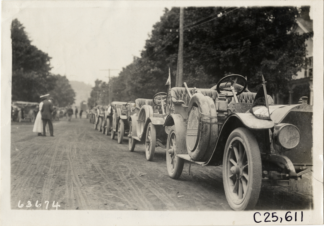 Automobiles lined up in road, 1910 Munsey Historic Tour