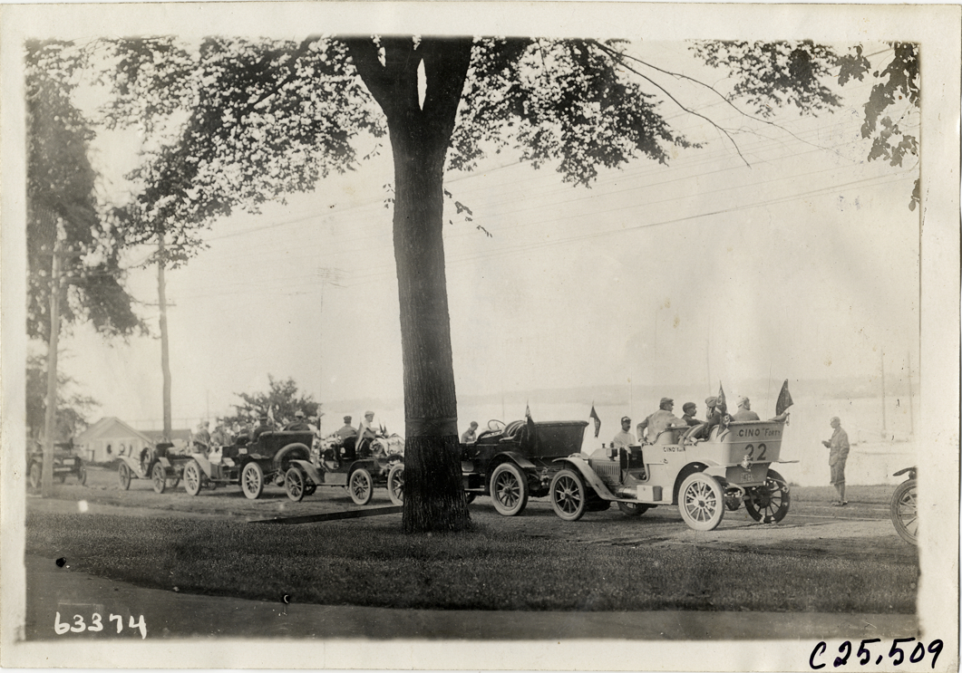 Automobiles lined up in road, 1910 Munsey Historic Tour