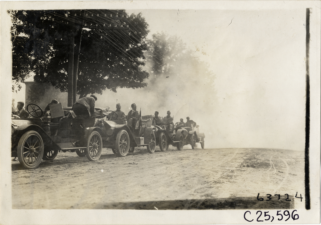 Automobiles lined up in road, 1910 Munsey Historic Tour