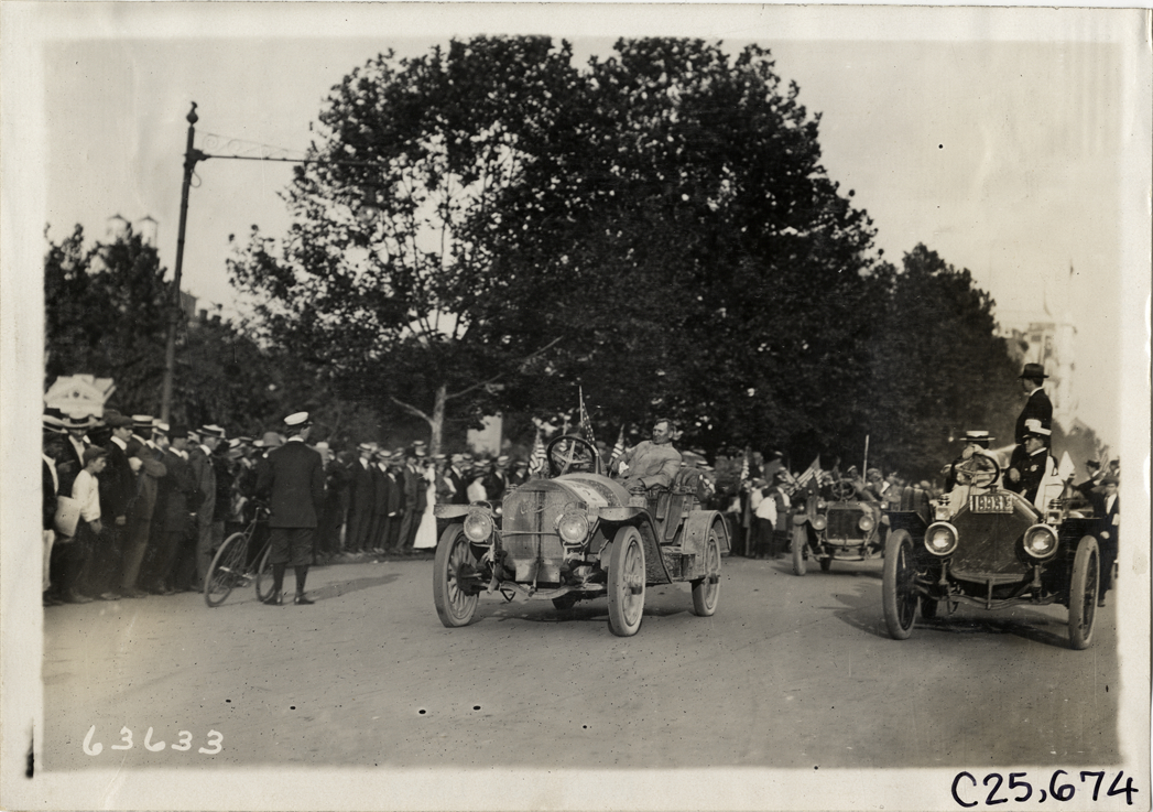 Motorists in Columbia automobile, 1910 Munsey Historic Tour