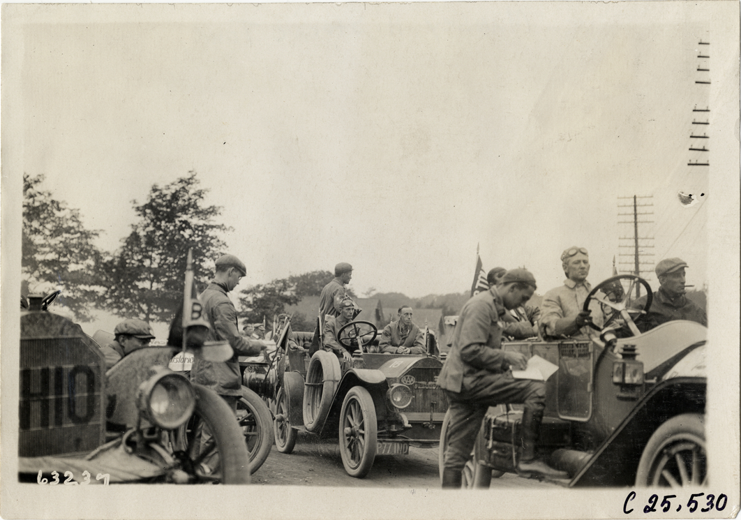 Motorists with automobiles lined up in road, 1910 Munsey Historic Tour