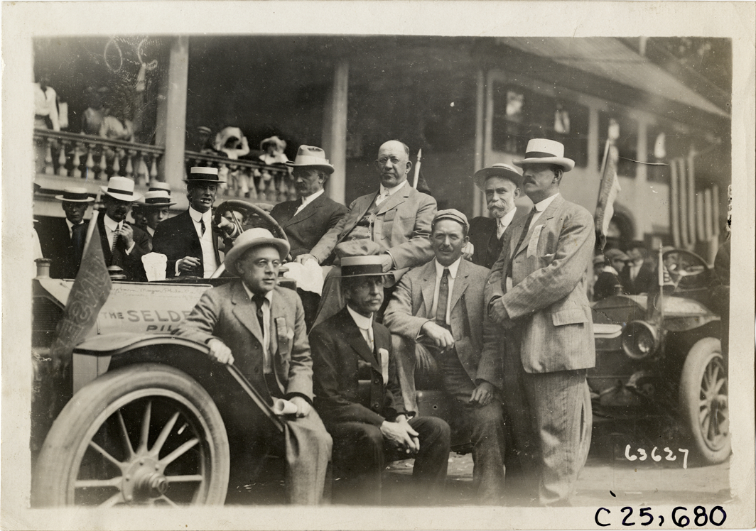 Officials posing with Selden automobile, 1910 Munsey Historic Tour