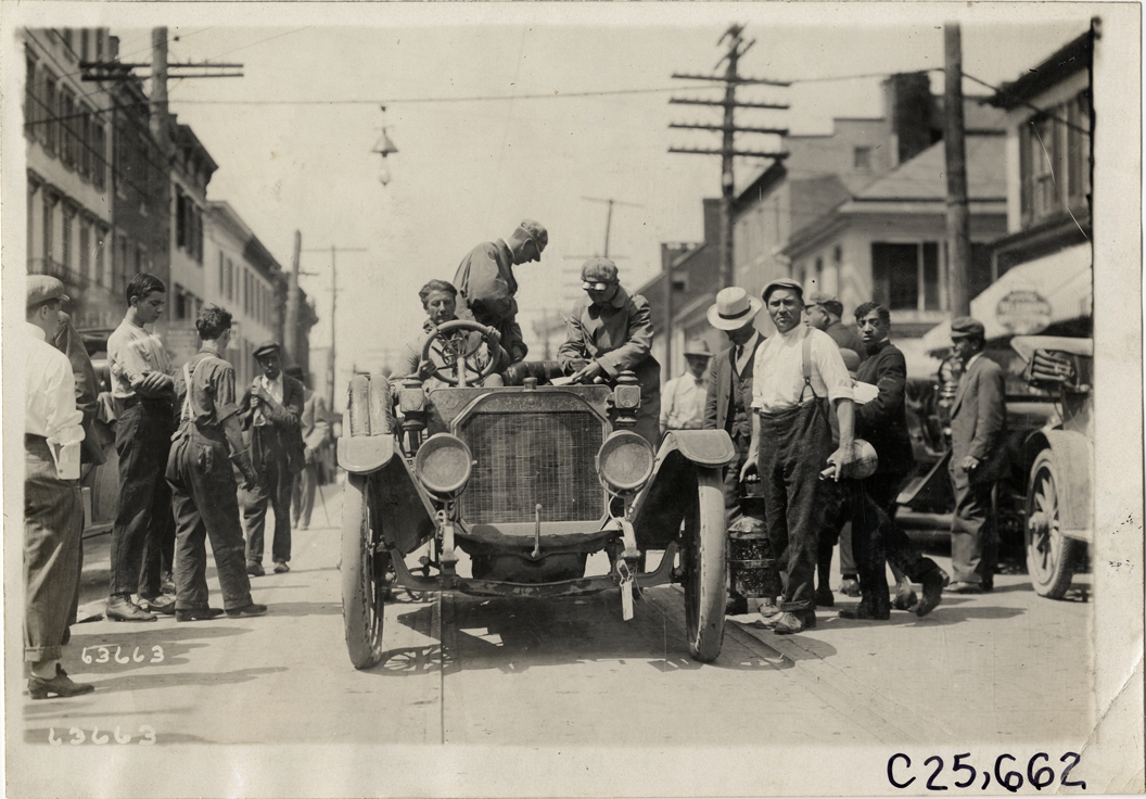 Motorists in Warren-Detroit automobile, 1910 Munsey Historic Tour