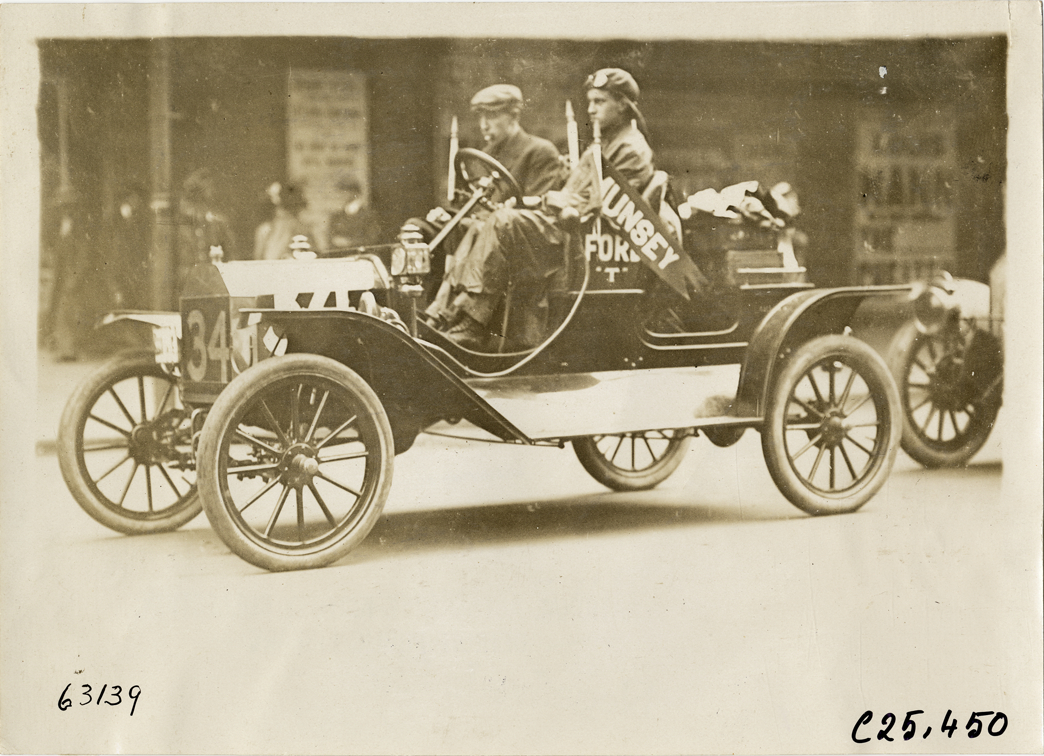 Motorists in Ford automobile, 1910 Munsey Historic Tour