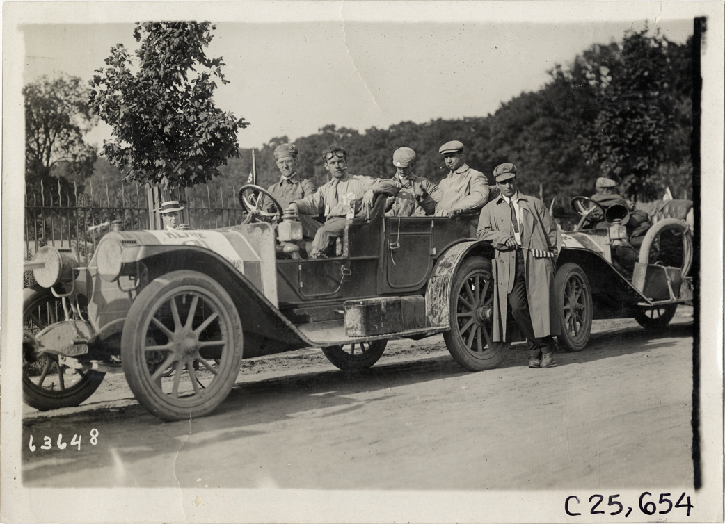 Motorists posing with Kline automobile, 1910 Munsey Historic Tour