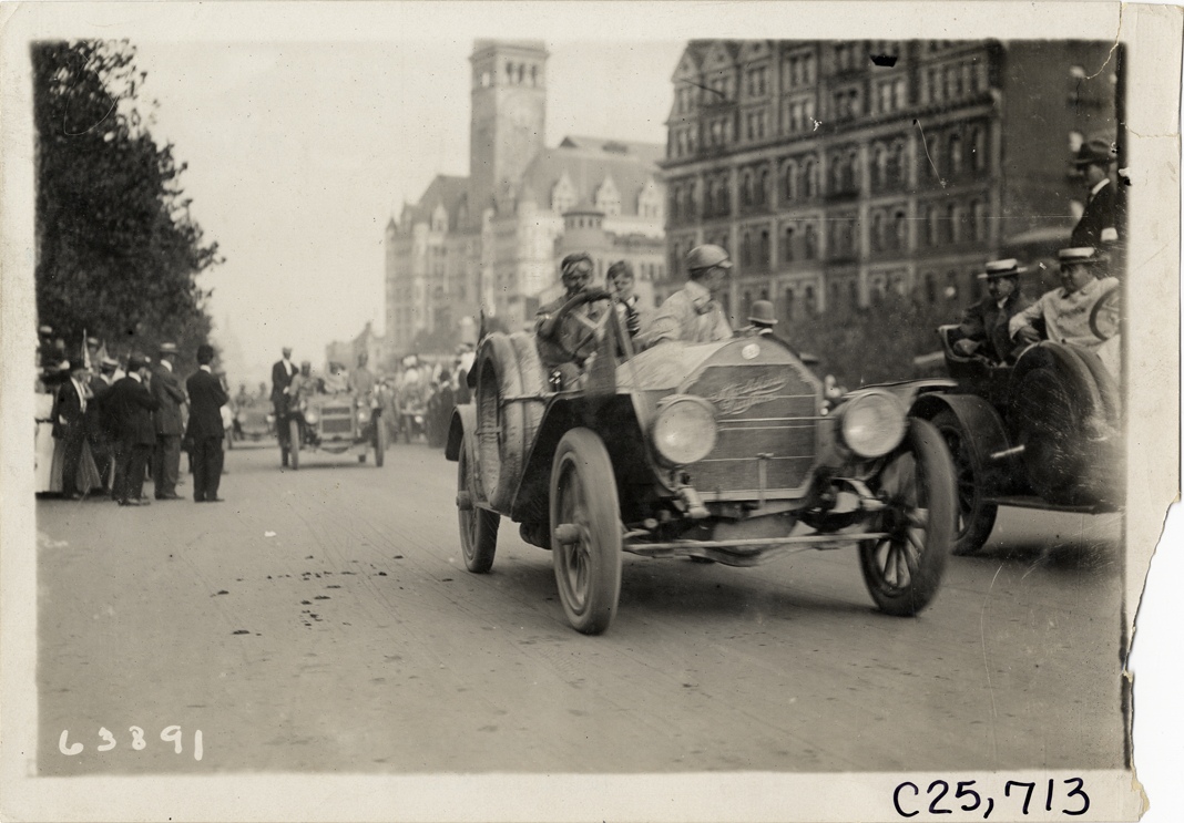 Motorists in Stoddard-Dayton automobile, 1910 Munsey Historic Tour