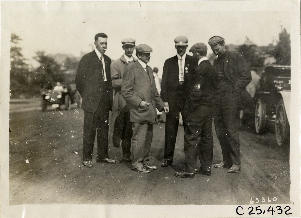 Officials conferring in road, 1910 Munsey Historic Tour