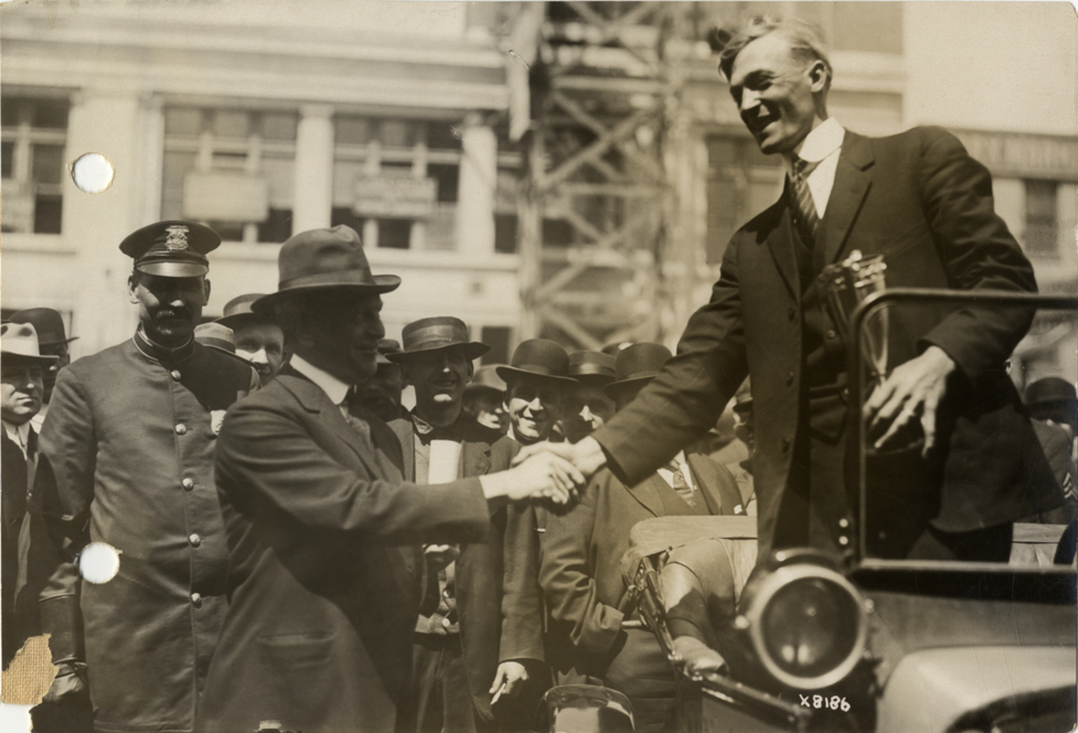 Mayor Oscar Marx shaking hands with M.A. Croker, 1914 Saxon 135 mile a day endurance run