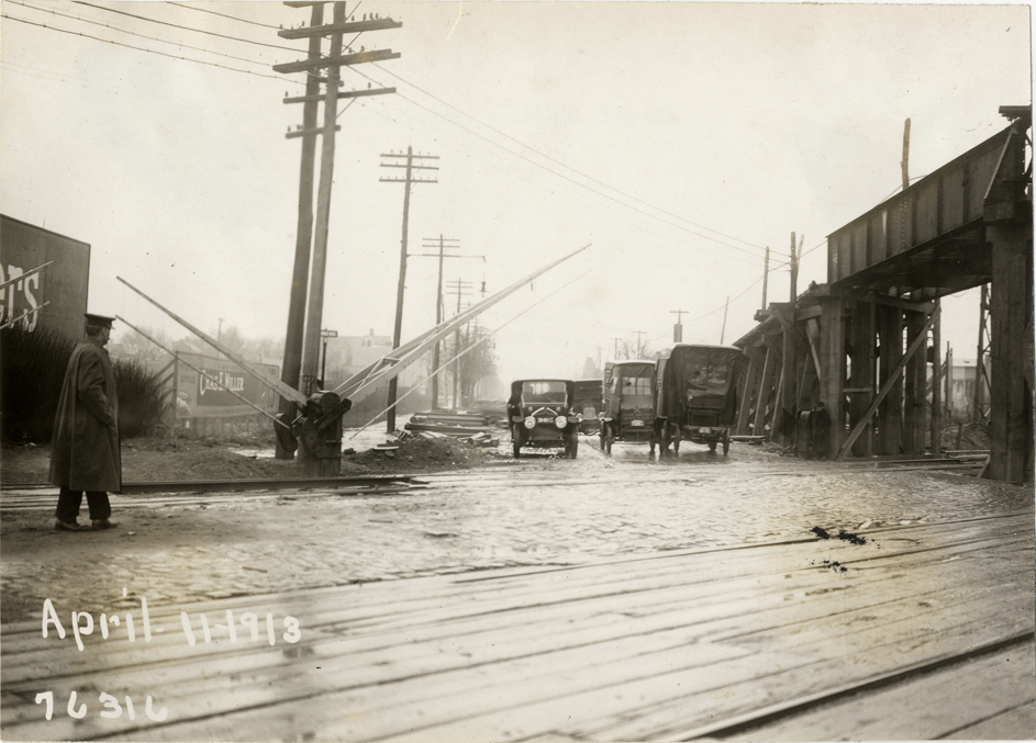 National automobile at railroad crossing, 1913 Overman tires 10,000 mile demonstration