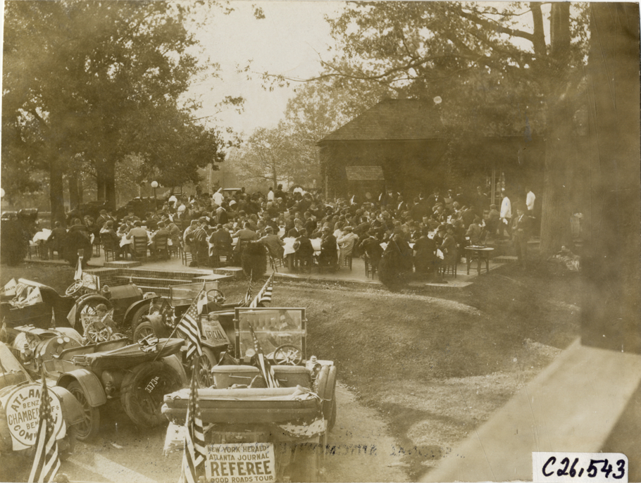 Motorists dining on patio, 1909 New York-Atlanta Good Roads Tour