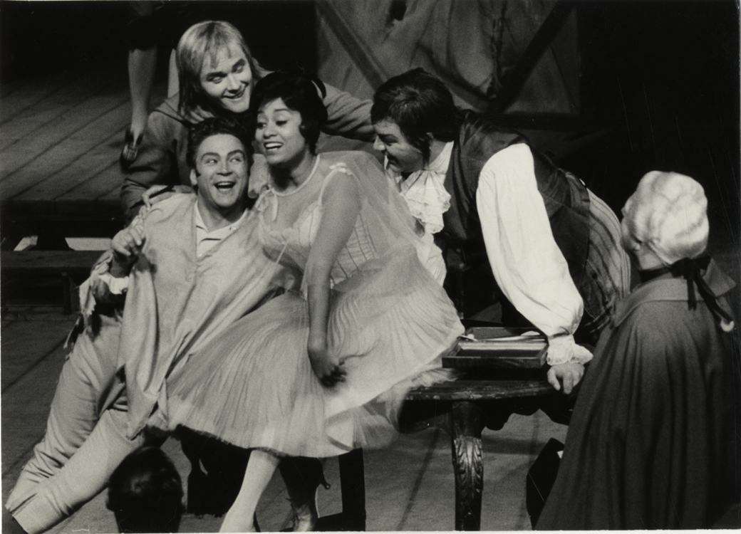 Reri Grist and unidentified singers in "Ariadne auf Naxos"
