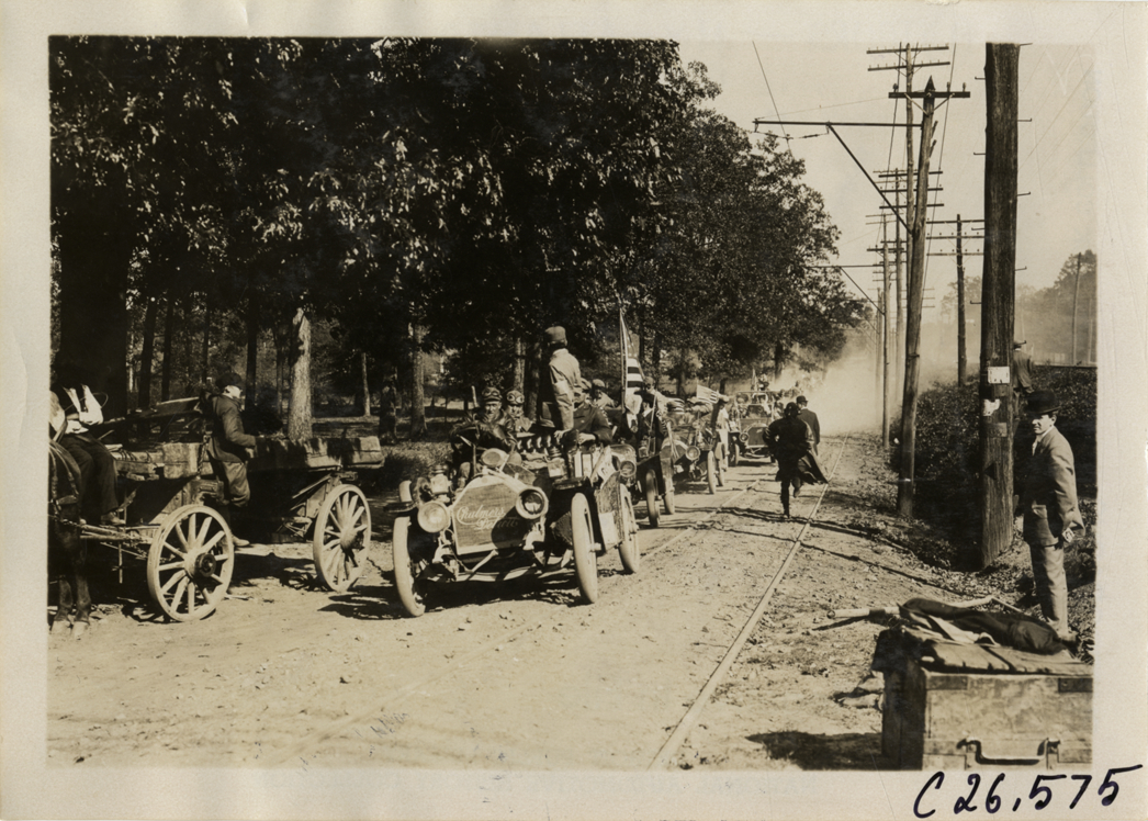 Automobiles lined up in road, 1909 New York-Atlanta Good Roads Tour