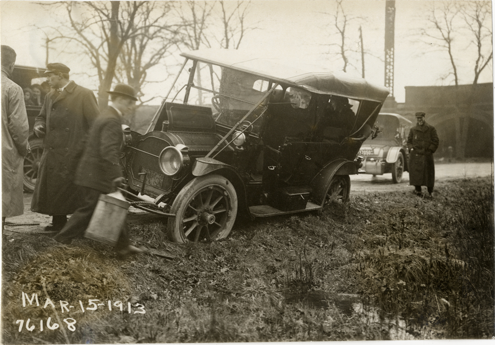 Disabled automobile on roadside, 1913 Overman tires 10,000 mile demonstration