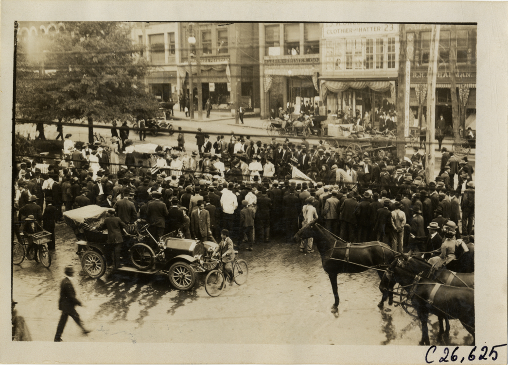 Crowd in street, 1909 New York-Atlanta Good Roads Tour