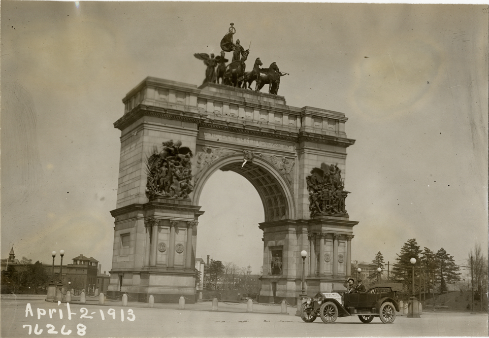 National automobile in front of Soldiers' and Sailors' Memorial Arch, 1913 Overman tires 10,000 mile demonstration
