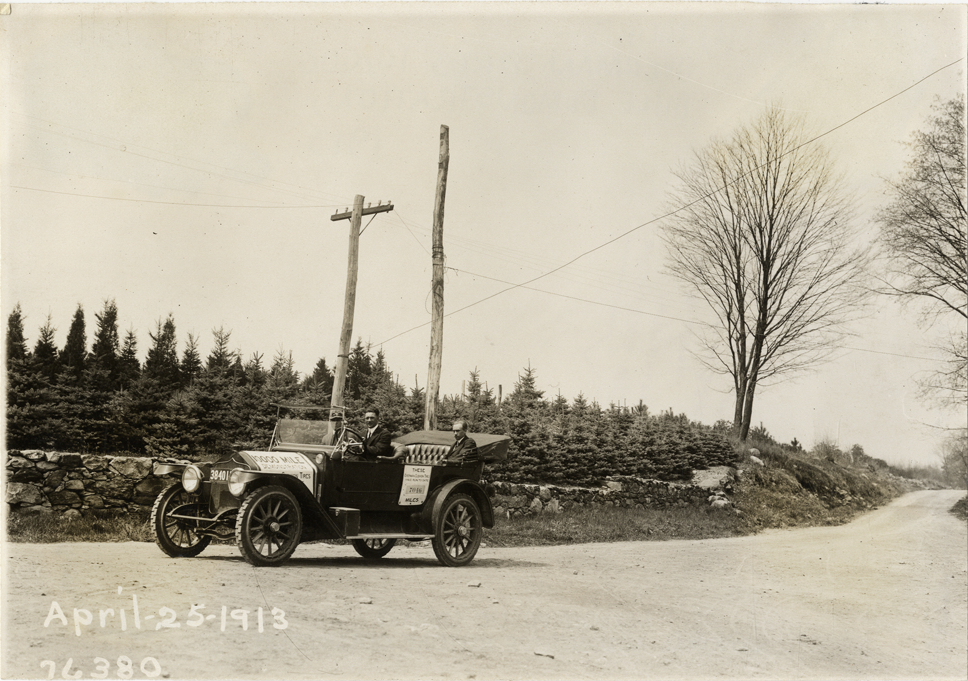 Motorists posing in National automobile, 1913 Overman tires 10,000 mile demonstration